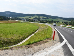 Obec Číměř má novou silnici, průjezd je bezpečnější
