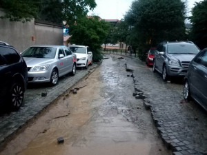 V Týně nad Vltavou voda vyrvala povrch silnic a chodníků. Foto: Vít Lhotka