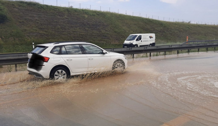 Na D3 se po sesuvu půdy rozlila voda do všech pruhů, řidiči musí zpomalit