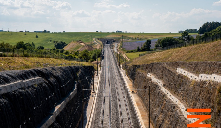 Cesta vlakem z Prahy na jih Čech je o kus kratší. Správa železnic otevřela nový železniční úsek