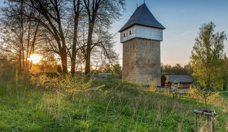 Jen pár minut od Dolního Dvořiště se otevřela historická památka, tvrz Tichá.