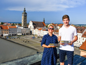 Mistryně Evropy jachtařka Michaela Pavlišová na VŠTE studuje obor Technologie a řízení dopravy, zatímco Tomáš Švejda, několikanásobný mistr republiky v badmintonové čtyřhře, obor Podniková ekonomika.
