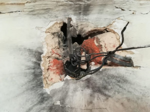 Blesk zasáhl střechu obytné části, zničil elektriku a udělal díru do stropu.