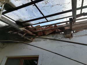 Blesk zasáhl střechu obytné části, zničil elektriku a udělal díru do stropu.