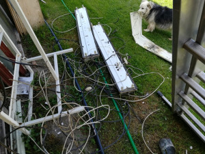 Kulový blesk poškodil omítky, strop, zdivo, zasklení verandy a vypálil elektrorozvod v domě i se spotřebiči.