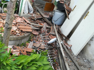 Kulový blesk poškodil omítky, strop, zdivo, zasklení verandy a vypálil elektrorozvod v domě i se spotřebiči.