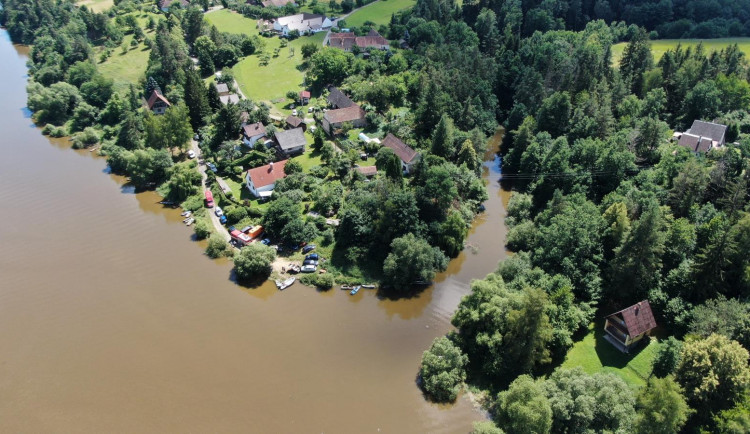 Policisté prošetřují smrt muže, nejspíš utonul ve Vltavě. Nad ránem odešel ze své chaty