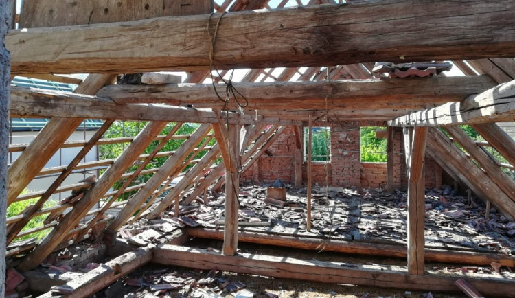 Kulový blesk poškodil omítky, strop, zdivo, zasklení verandy a vypálil elektrorozvod v domě i se spotřebiči.