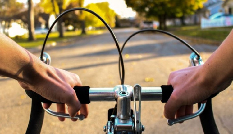 Opilý cyklista naboural do policejního vozidla, nadýchal dvě promile