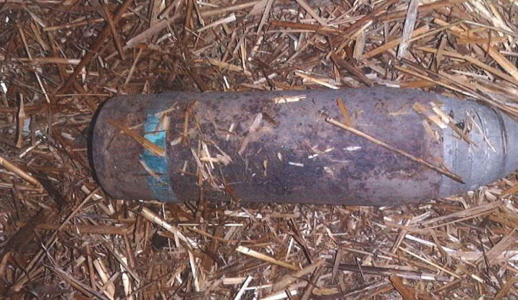 V obci Polště našli vypálený šrapnelový granát model 1915 do tažného kanonu o průměru 7,5 cm, informovala policie.