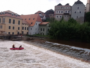 Fotografie z pátrací akce na Vltavě v Českém Krumlově. Foto: Policie ČR