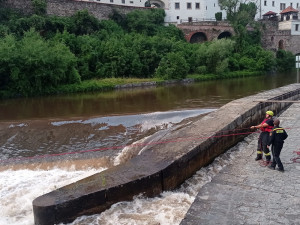 Fotografie z pátrací akce na Vltavě v Českém Krumlově. Foto: Policie ČR