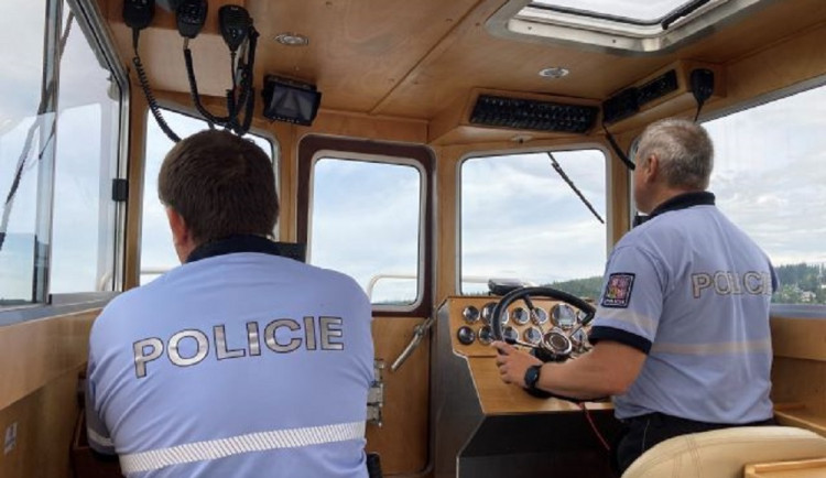 Policisté kontrolovali plavidla na Lipně