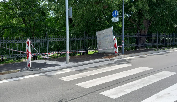 Důležitá stezka podél rybníka Svět v Třeboni je zavřená. Po opravě jsou na ní vady