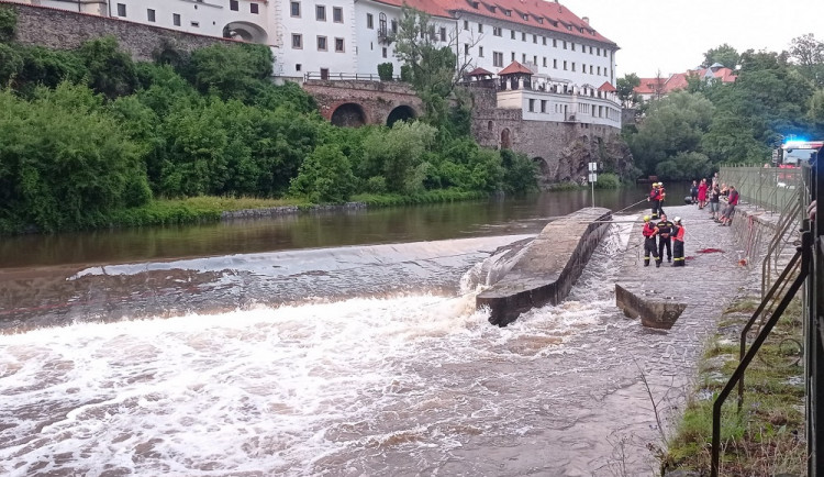 Fotografie z pátrací akce na Vltavě v Českém Krumlově. Foto: Policie ČR