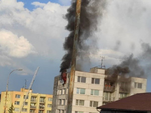 Dva lidé se zranili při požáru bytu na sídlišti ve Vimperku