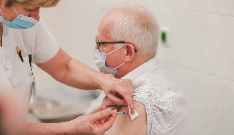 Vakcinologové doporučují čtvrté očkování proti covidu-19 lidem nad 60 let