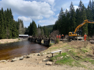 Unikátní hradlový most u Modravy se otevře později, opravy zbrzdilo počasí