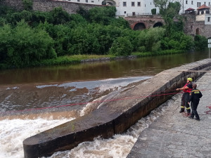 Fotografie z pátrací akce na Vltavě v Českém Krumlově. Foto: Policie ČR