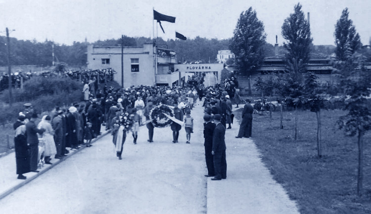 Na fotografii ze dne 4. srpna 1935 z archivu Milady Pospíšilové jde pohřební průvod pohřbu náčelníka Sokola po cestě od plovárny směrem k Dlouhému mostu na Husovu třídu.