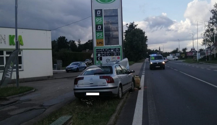 Řidič přejel do protisměru a narazil do ukazatele cen pohonných hmot. Zraněním podlehl