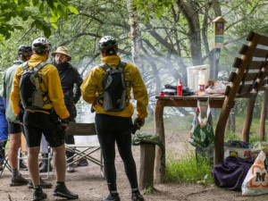 Němečtí turisté vjeli autem do chráněného území, u Černého jezera na Šumavě kempovali se stanem u ohně