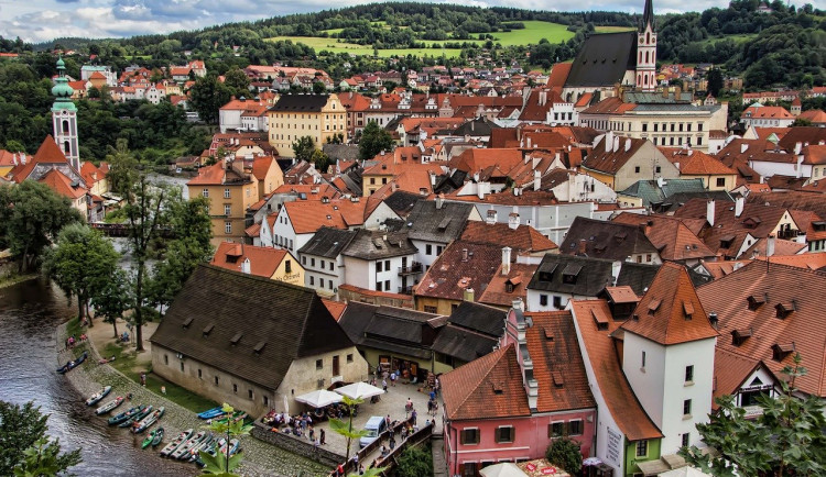 Do Českého Krumlova se vrací turisté a s nimi i kapsáři