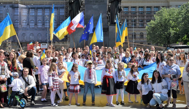 Většina Čechů souhlasí s přijímáním Ukrajinců. Preferuje ale jejich pozdější návrat