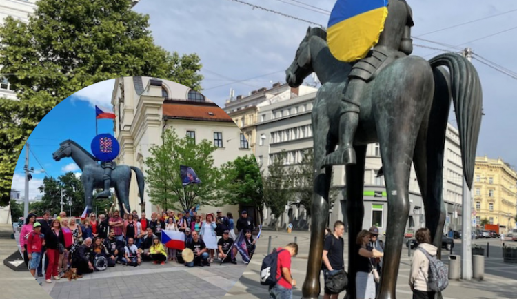 Strháváním ukrajinské vlajky posluhují aktivisté v Brně Putinovi, štve moravské hnutí