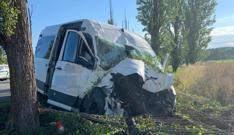 Mladý řidič nejspíš usnul a najel do stromu. Tři lidé se zranili
