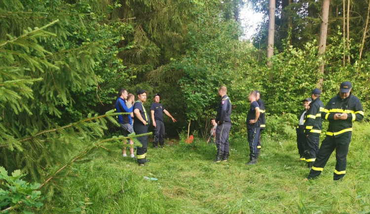 Policie našla pohřešovanou seniorku. Velmi vyčerpanou ji předali zdravotníkům