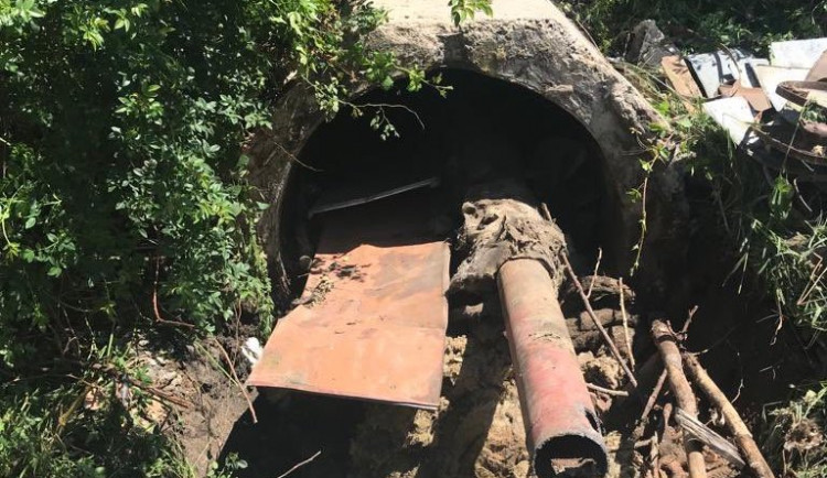 Policie našla v rouře mrtvé tělo. Po totožnosti pátrá