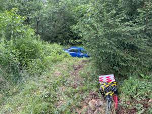 Mladík najel do vypuštěného rybníka. Poté z místa nehody odešel