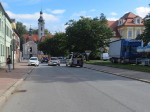 V Borovanech se srazilo auto s ženou. Policie hledá svědky nehody