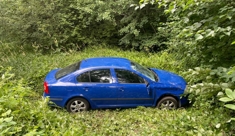 Mladík najel do vypuštěného rybníka. Poté z místa nehody odešel