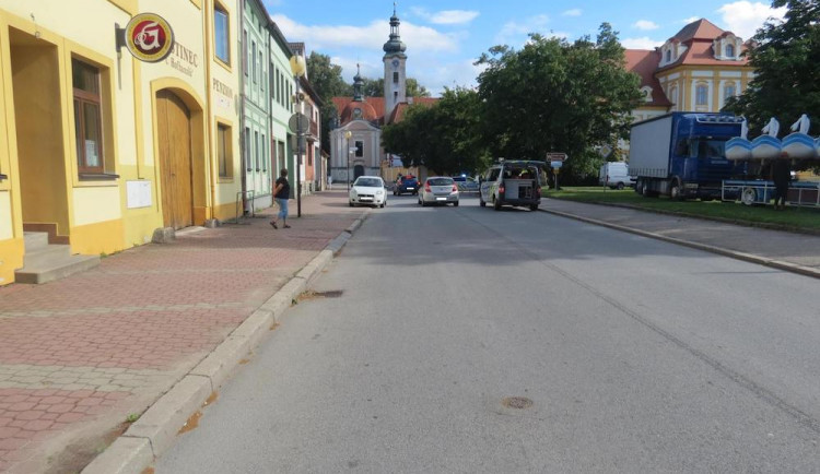 V Borovanech se srazilo auto s ženou. Policie hledá svědky nehody