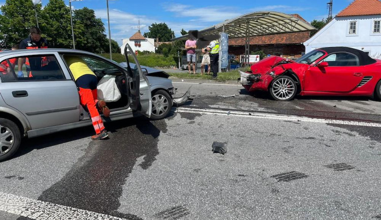 U Češnovic se srazila dvě osobní auta. Tři lidé se zranili