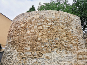 Část historického opevnění v Prachaticích je opravená