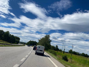 U Češnovic se srazila dvě osobní auta. Tři lidé se zranili