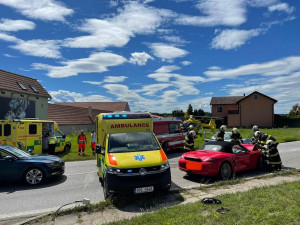 U Češnovic se srazila dvě osobní auta. Tři lidé se zranili