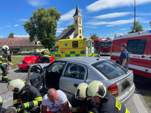 U Češnovic se srazila dvě osobní auta. Tři lidé se zranili
