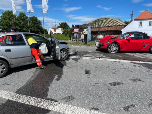 U Češnovic se srazila dvě osobní auta. Tři lidé se zranili