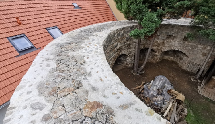 Část historického opevnění v Prachaticích je opravená