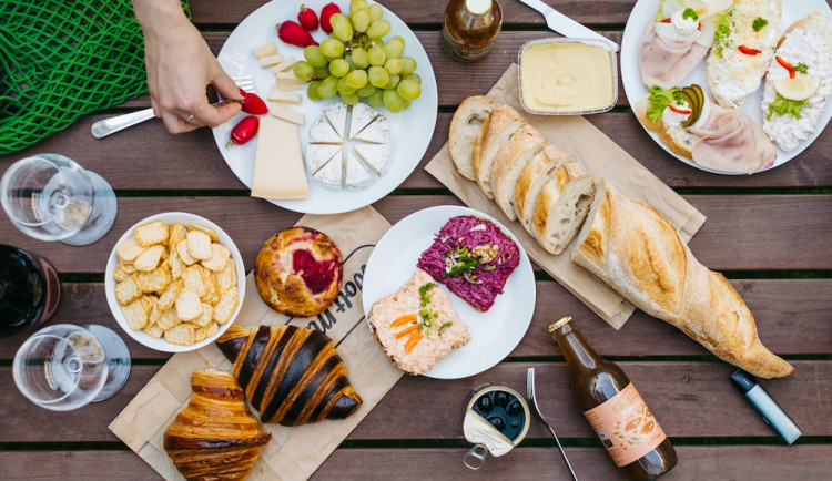 Sezóna pikniků je v plném proudu. Jak si je užít i bez práce a co stojí za to vyzkoušet?