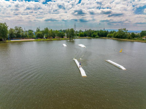 Funbox, kicker, tubesystem a pussybox; překážky, které prověří každého wakeboardistu