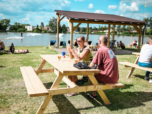 Příjemné posezení s výhledem na wakepark