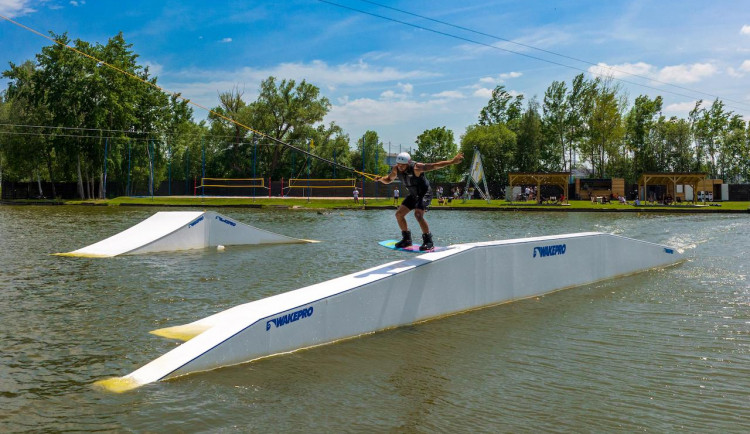 Budějce už mají svůj wakepark. Vznikl na místě bývalého sportoviště u Nemanického rybníku