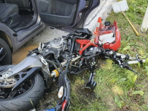 Na Českokrumlovsku zemřel motorkář. Čelně se srazil s autem