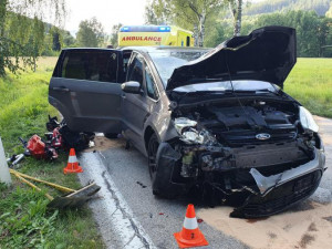 Na Českokrumlovsku zemřel motorkář. Čelně se srazil s autem