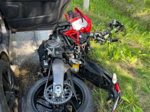 Na Českokrumlovsku zemřel motorkář. Čelně se srazil s autem